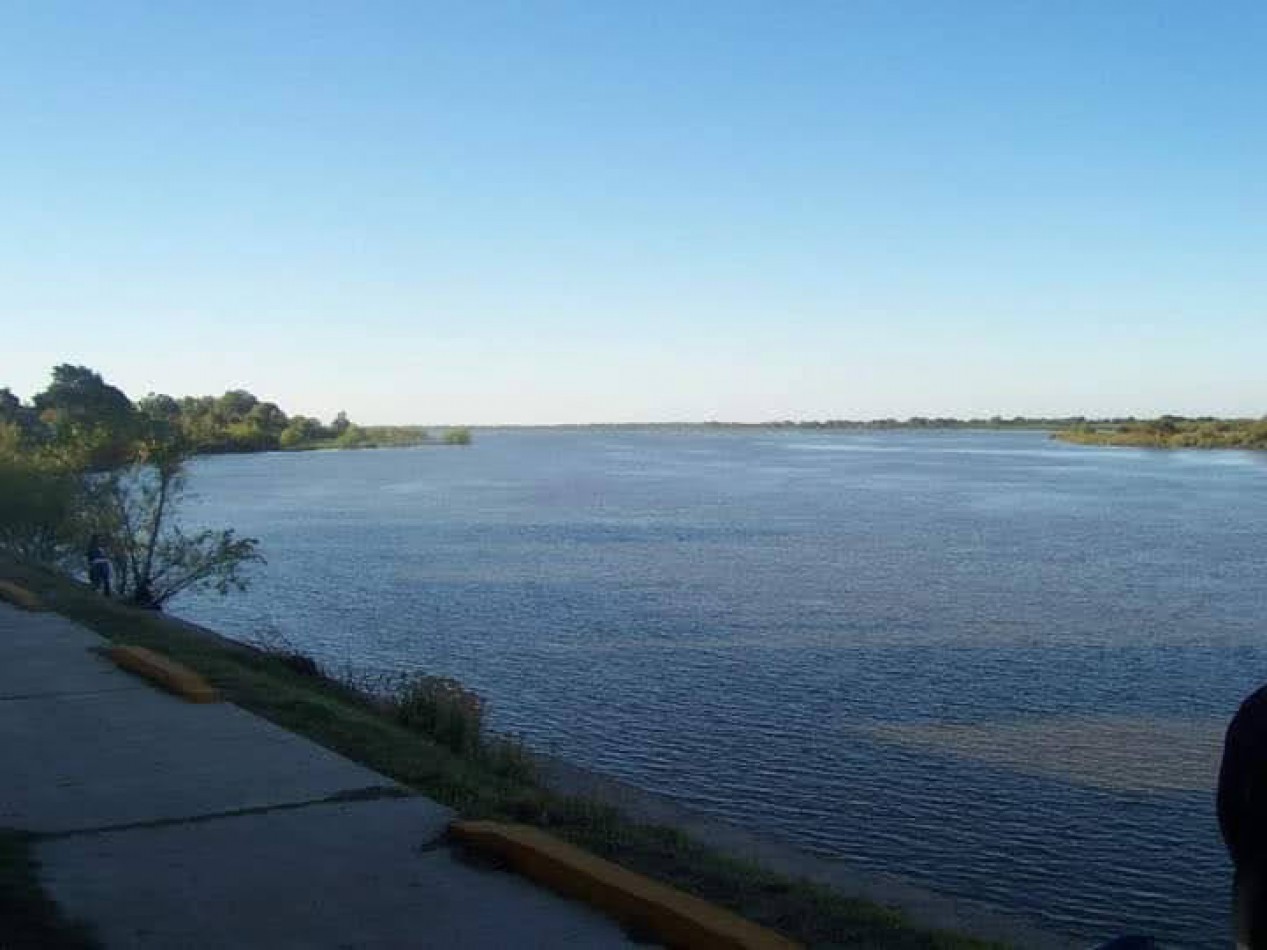 Casa en venta con vista al rio en Helvecia 